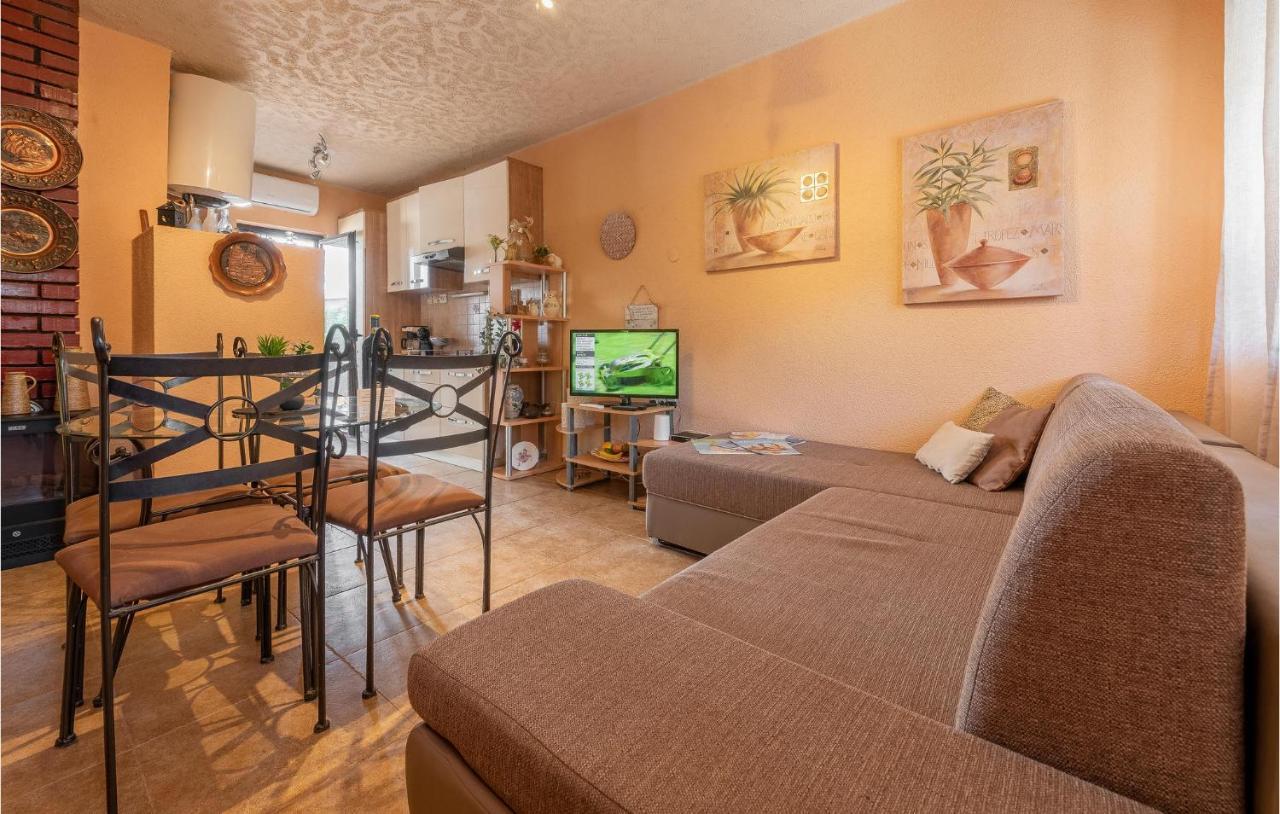 Cozy Home In Vrsi With Wifi Ngoại thất bức ảnh