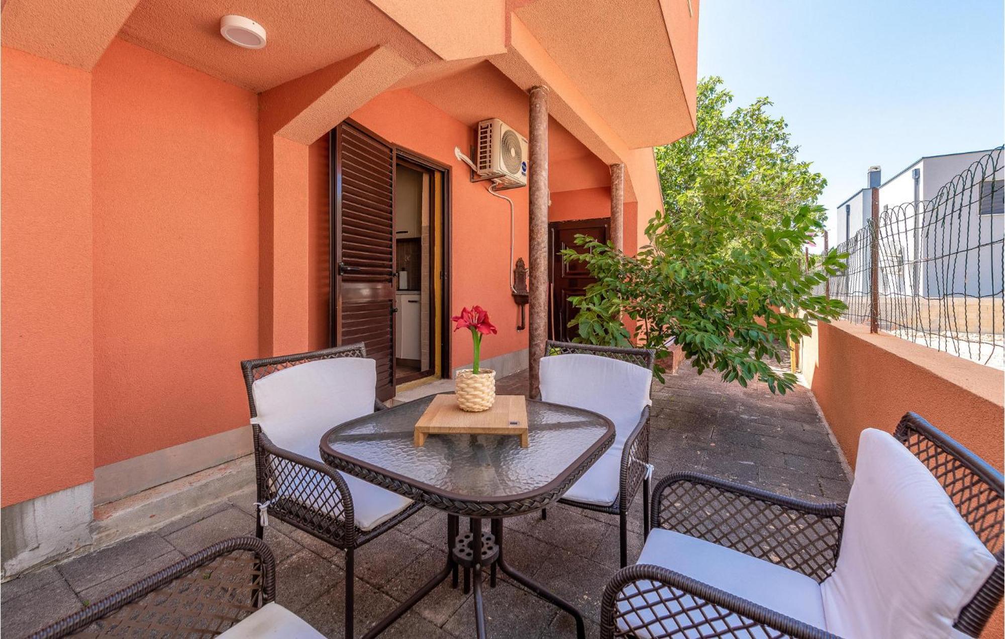 Cozy Home In Vrsi With Wifi Ngoại thất bức ảnh