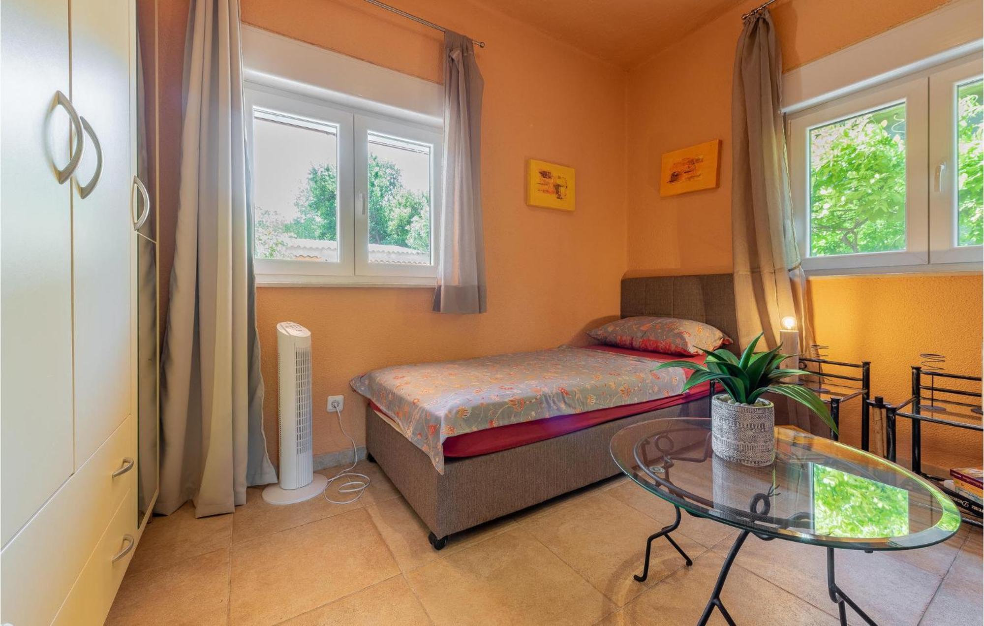 Cozy Home In Vrsi With Wifi Ngoại thất bức ảnh
